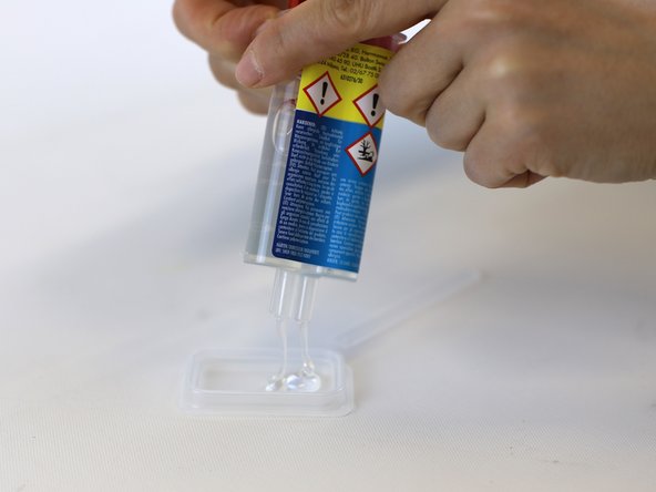 How to Repair an Upper Delamination, Prepare the glue: crwdns2935265:03crwdnd2935265:02crwdnd2935265:03crwdne2935265:0