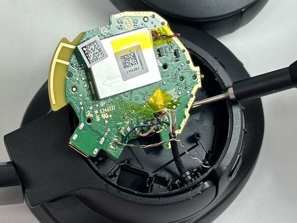 JBL Tune 760NC Partially Remove the Motherboard (No Wire Removal): crwdns2935265:03crwdnd2935265:02crwdnd2935265:03crwdne2935265:0