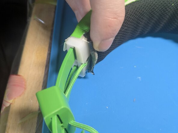 Razer Kraken (Kraken TE) Headband Replacement, Remove the double sided tape: crwdns2935265:07crwdnd2935265:02crwdnd2935265:02crwdne2935265:0