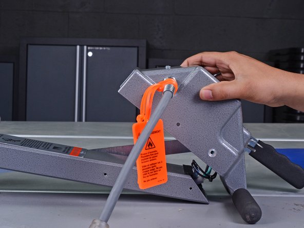 Clarke Floor Sander 07012A 2012 Control Switch Replacement, Open the control housing: crwdns2935265:09crwdnd2935265:02crwdnd2935265:03crwdne2935265:0