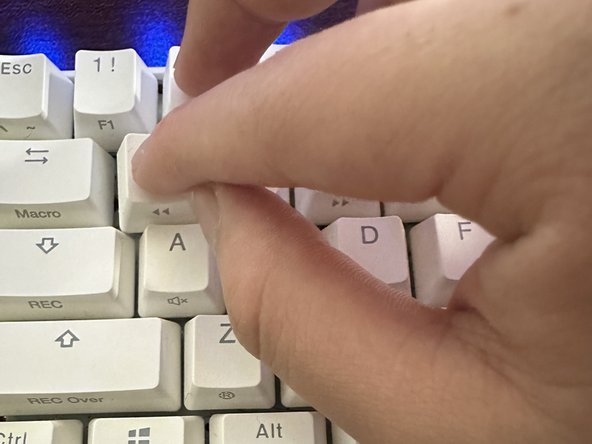 Ducky One 3 SF Keycaps and Switches Replacement: шаг 10, изображение 2 из 3