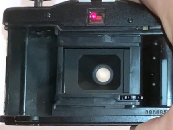 Lomo LC-A: blockierte Blende / offenen Verschluss reparieren, Batterien entfernen: Schritt 1, Bild 1 von 2