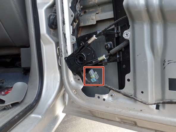 2005 GMC Sierra SLT 1500 Rear Passenger Side Window Motor Replacement, Unplugging The Old Window Motor: 步骤 10 中的图像 2，2