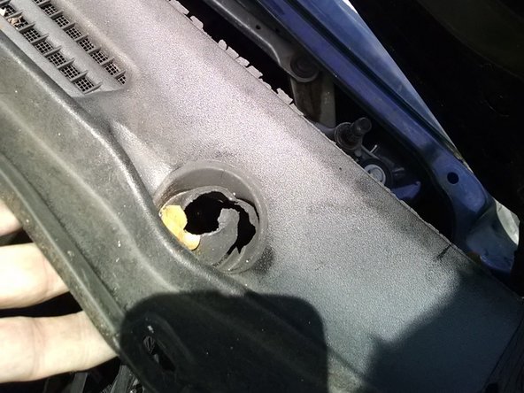 2006-2008 Isuzu i-Series Wiper Motor Replacement, Removing Wiper Cowl: crwdns2935265:05crwdnd2935265:02crwdnd2935265:03crwdne2935265:0