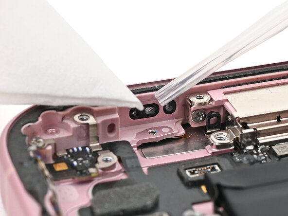 iPhone 15 Microphone Replacement, Remove the old adhesive: passo 37, immagine 3 di 3