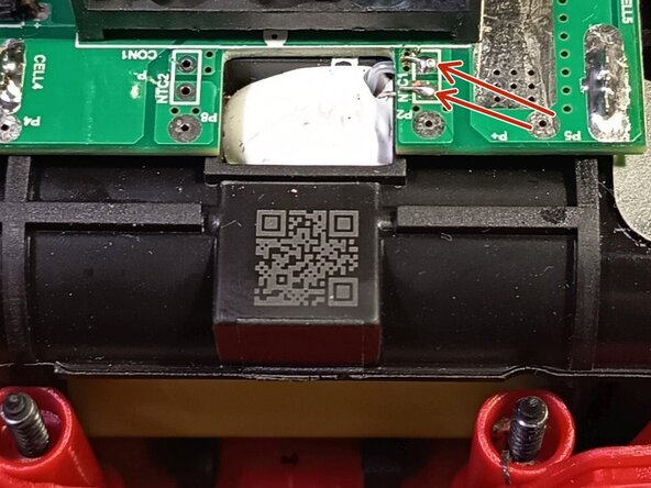 Parkside X20V 4Ah repair of broken battery contact and blown fuse, unsolder the pcb: passo 2, immagine 2 di 2