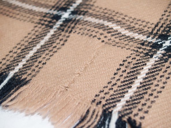 How to Repair a Rip in a Cashmere Scarf: crwdns2935265:08crwdnd2935265:03crwdnd2935265:03crwdne2935265:0