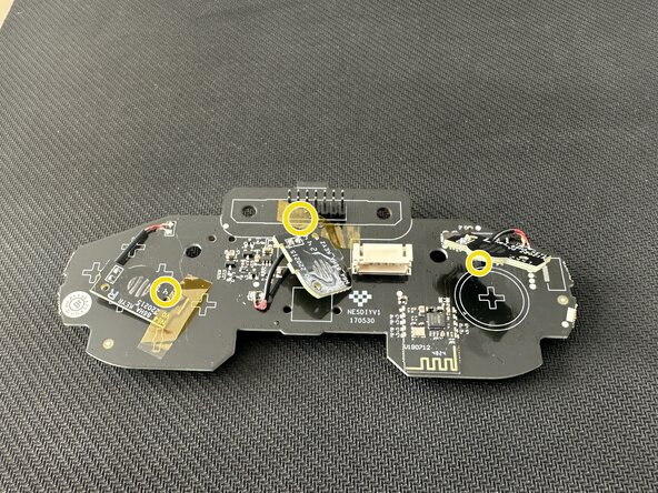 Installation du Mod Kit 8BitDo pour manette N64, Retirer les adhésifs de la carte mère: étape 7, image 1 de 2