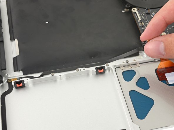 Reemplazo del soporte de disco duro con sensor de suspensión para MacBook Unibody modelo A1278: paso 23, imagen 2 de 3