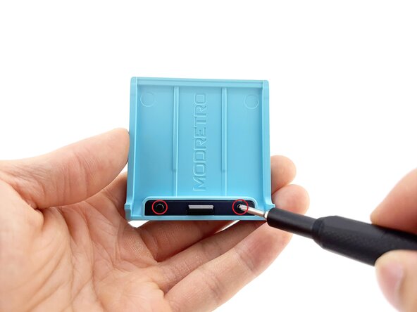 Disassembling ModRetro Chromatic (Released Mid-2025), Battery Cover: 步骤 13 中的图像 1，3
