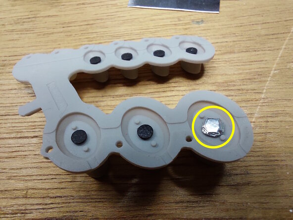Réparation contact bouton poussoir en silicone thermostat, Réparation du bouton: étape 5, image 2 de 2