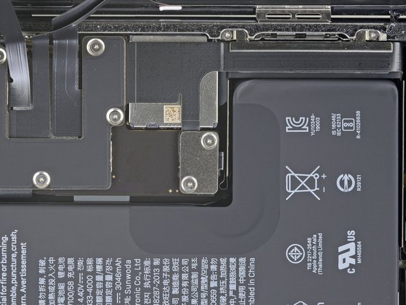 Sostituzione schermo iPhone 11 Pro, Svita la cover del connettore batteria: passo 14, immagine 2 di 2