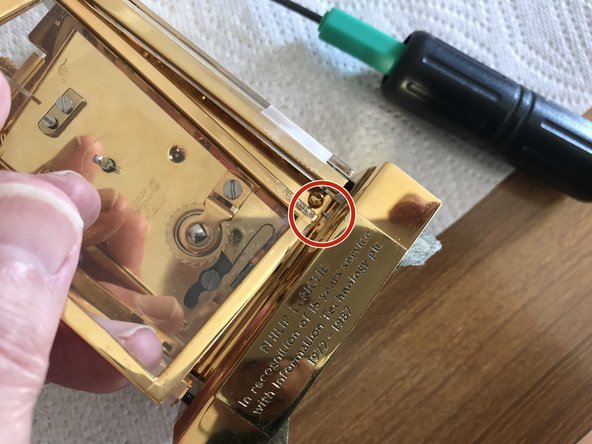 Wind-up carriage clock Service clean, Removing the read door: crwdns2935265:04crwdnd2935265:02crwdnd2935265:02crwdne2935265:0