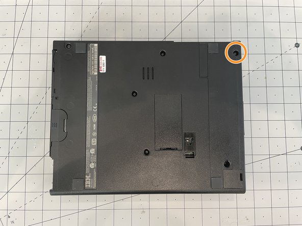 Démontage de l’IBM ThinkPad 701C/CS, Retirer les vis de la partie arrière du boitier: étape 1, image 2 de 2