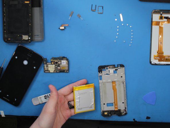 Alcatel Go Play (7048W) Teardown, Out with the battery: crwdns2935265:016crwdnd2935265:02crwdnd2935265:02crwdne2935265:0