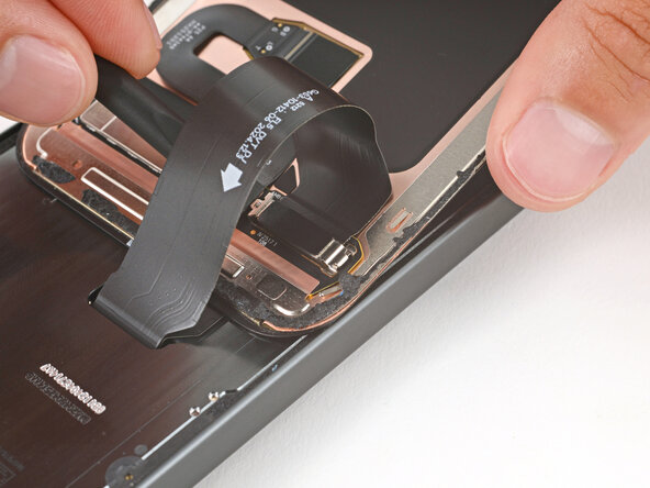 Google Pixel 10 Screen Replacement, Remove the screen cable bracket: crwdns2935265:09crwdnd2935265:01crwdnd2935265:03crwdne2935265:0