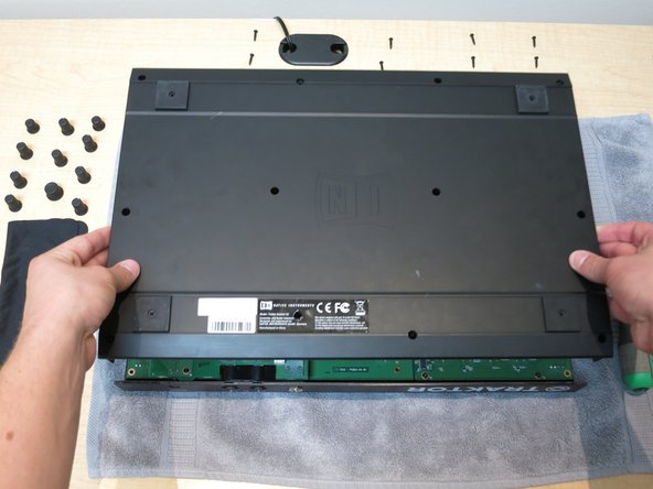 Native Instruments Traktor Kontrol S2 MK1: Disassembly and Jog Wheel Replacement: crwdns2935265:08crwdnd2935265:02crwdnd2935265:03crwdne2935265:0