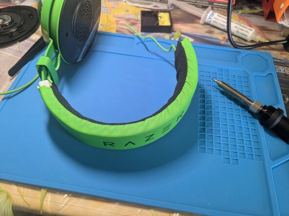 Razer Kraken (Kraken TE) Headband Replacement, Insert the new leatherette: crwdns2935265:013crwdnd2935265:03crwdnd2935265:03crwdne2935265:0