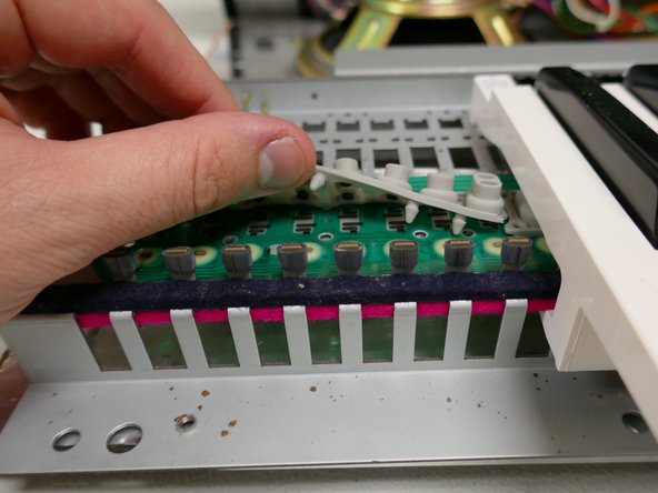 Roland KR-33 Dead Key Repair, Remove key membrane: crwdns2935265:09crwdnd2935265:03crwdnd2935265:03crwdne2935265:0