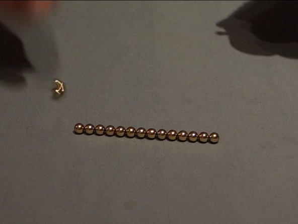 Creating a chain bracelet, Throwing the chain segment onto the table: step 8, image 2 of 3