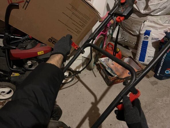 Black and Decker CM1640 Blade Replacement: step 2, image 2 of 3