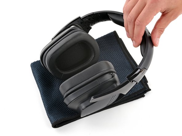 Logitech G935 Ear Pads Replacement, Prepare your headset for disassembly: crwdns2935265:01crwdnd2935265:03crwdnd2935265:03crwdne2935265:0