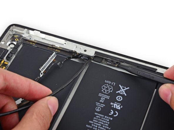 iPad 2 GSM Volume and Power Button Cable Replacement: шаг 0, изображение 1 из 3