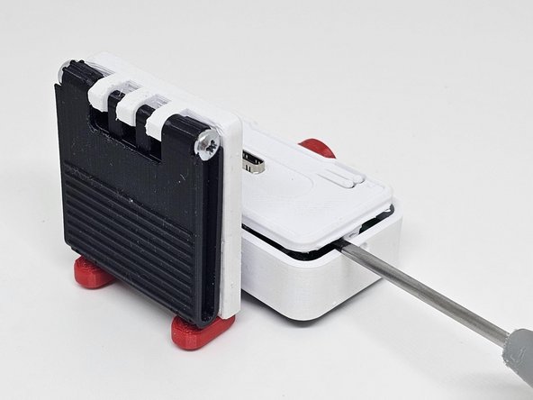 WebScreen Teardown, Remove the Bottom Cover of the Enclosure: 步骤 2 中的图像 3，3