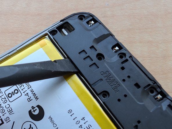 Motorola Moto G Play (2023) Teardown, Remove the daughterboard plate: crwdns2935265:010crwdnd2935265:02crwdnd2935265:03crwdne2935265:0