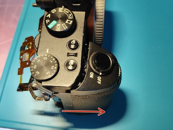 Sony A7 II Top Flex Cable replacement, Removing the grip 2: crwdns2935265:022crwdnd2935265:02crwdnd2935265:03crwdne2935265:0