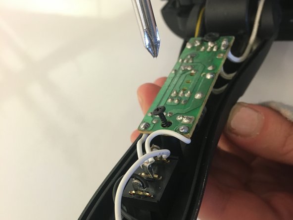 Revlon Perfect Heat Jumbo 3 Barrel Waver Teardown, Circuit Securing Screw: crwdns2935265:04crwdnd2935265:02crwdnd2935265:02crwdne2935265:0