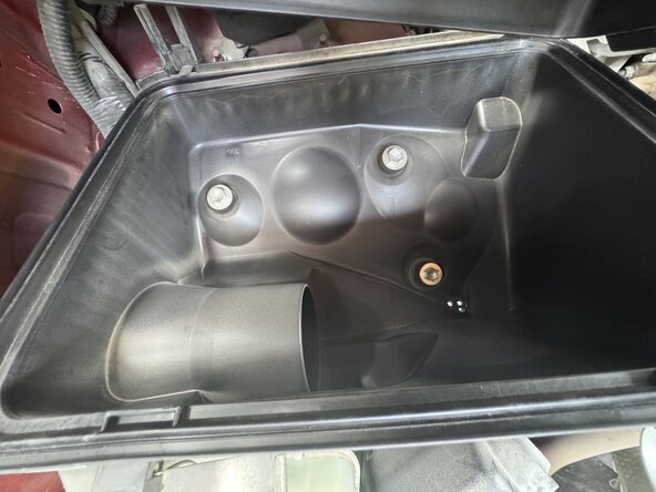 2020 Toyota Tacoma SR 4-cylinder Engine Air Filter Replacement: stap 6, afbeelding 1 van 1
