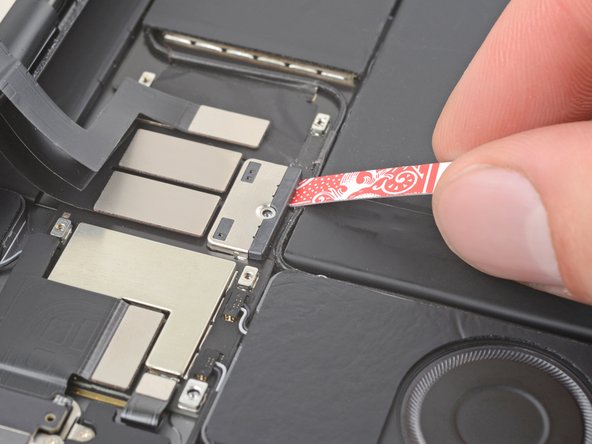 iPad Pro 11" 4th Gen Screen Replacement, Insert the card strips: crwdns2935265:024crwdnd2935265:02crwdnd2935265:03crwdne2935265:0