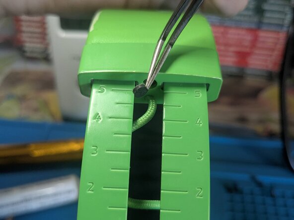 Razer Kraken (Kraken TE) Headband Replacement, Remove the metal cover: crwdns2935265:06crwdnd2935265:02crwdnd2935265:03crwdne2935265:0