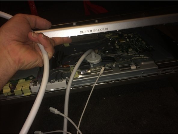 Apple Cinema HD Display 30" Teardown, Enclosure removal pt. 1: step 9, image 3 of 3