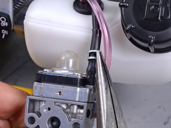 Wacker Pump PG1 2014 Carburetor Replacement, Remove the fuel lines: crwdns2935265:011crwdnd2935265:03crwdnd2935265:03crwdne2935265:0