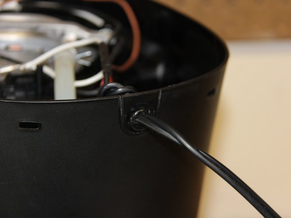 Mr. Coffee power cord replacement for Model BVMC SC12BL1, Reattaching the power cord: 步骤 4 中的图像 1，3