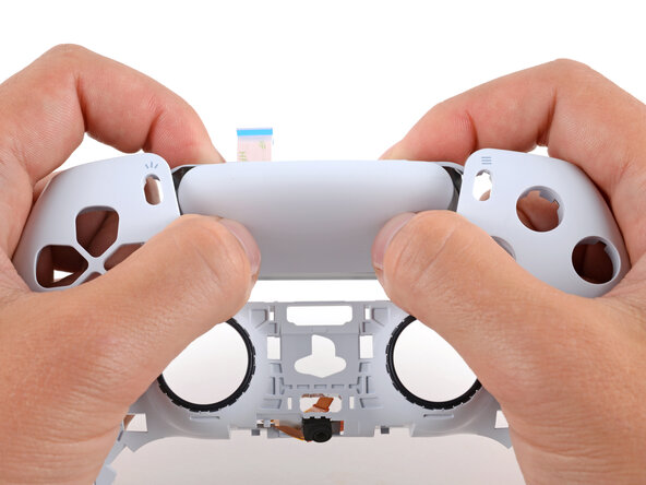 DualSense Controller V5 Front Case Replacement, Remove the touchpad: crwdns2935265:032crwdnd2935265:02crwdnd2935265:02crwdne2935265:0