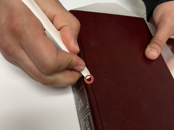 How to Reattach a Cover to a Hardcover Book: passo 20, immagine 3 di 3