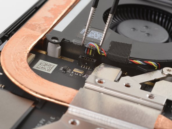 Steam Deck OLED Fan Replacement, Disconnect the fan: crwdns2935265:015crwdnd2935265:03crwdnd2935265:03crwdne2935265:0