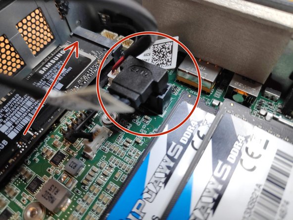 Intel NUC8i7BEH Disassembly, Lid and HDD Bracket: crwdns2935265:03crwdnd2935265:03crwdnd2935265:03crwdne2935265:0