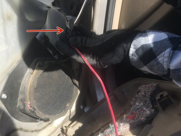 1999 Buick Century Window Regulator and Motor Replacement, Disconnect Necessary Cables: stap 4, afbeelding 2 van 2