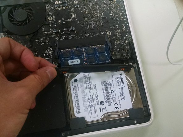 Macbook 2009-2010 Unibody White Disassembly: crwdns2935265:03crwdnd2935265:02crwdnd2935265:03crwdne2935265:0