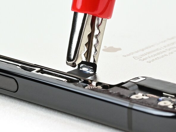 iPhone Air Battery Replacement, Attach the alligator clips: crwdns2935265:025crwdnd2935265:01crwdnd2935265:03crwdne2935265:0