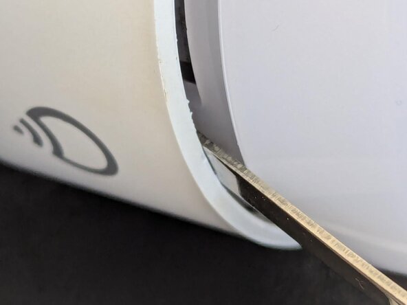 Removing the diffuser of the LIFX Colour A60: crwdns2935265:02crwdnd2935265:01crwdnd2935265:02crwdne2935265:0