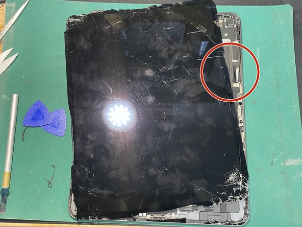 iPad Pro M4 13" Screen Replacement, Unplug Front Mic: passo 4, immagine 1 di 3