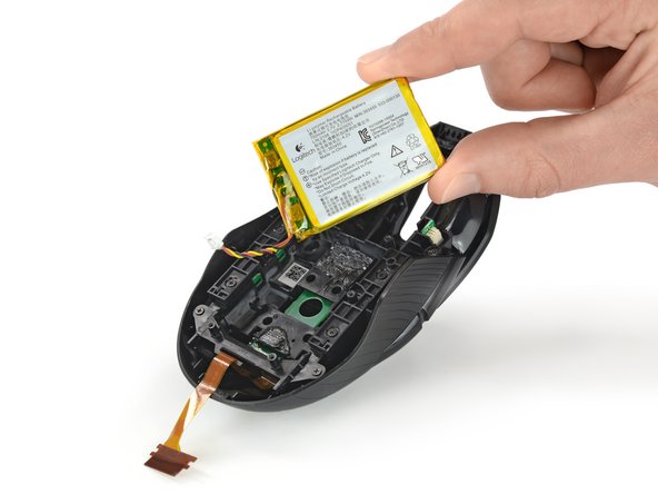 Logitech G903 Battery Replacement, Remove the battery: crwdns2935265:00crwdnd2935265:01crwdnd2935265:01crwdne2935265:0
