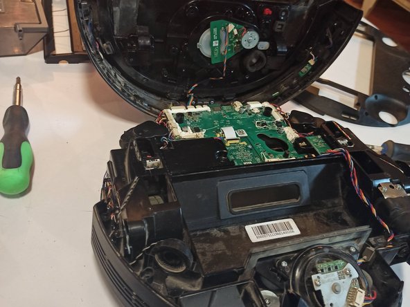 Ecovacs Deebot 920 Disassembly, Finish Unclipping Top Cover: crwdns2935265:08crwdnd2935265:02crwdnd2935265:02crwdne2935265:0