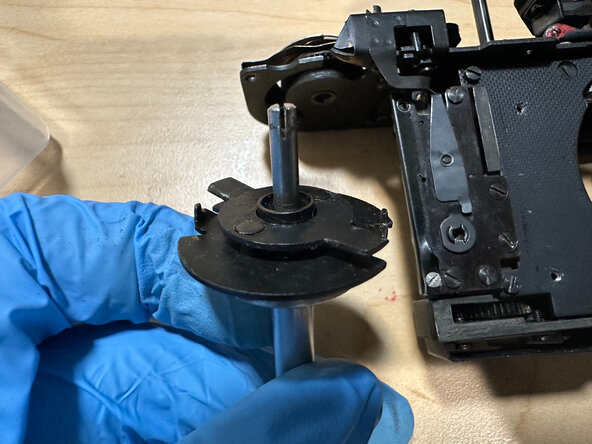 Cleaning & lubricating a GOMZ Leningrad, Remove the winder spool: crwdns2935265:07crwdnd2935265:02crwdnd2935265:03crwdne2935265:0