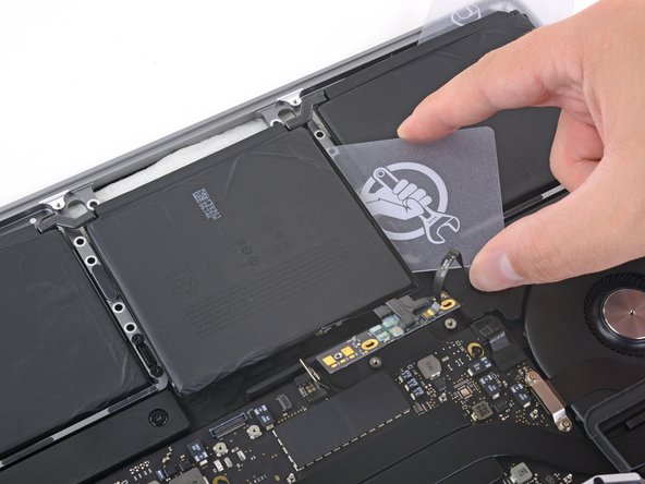 MacBook Pro 13" 2022 (M2) Battery Replacement, Separate the middle battery cell: crwdns2935265:037crwdnd2935265:02crwdnd2935265:03crwdne2935265:0